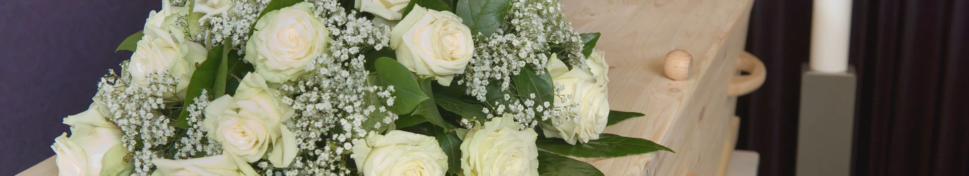 Białe kwiaty na trumnie
