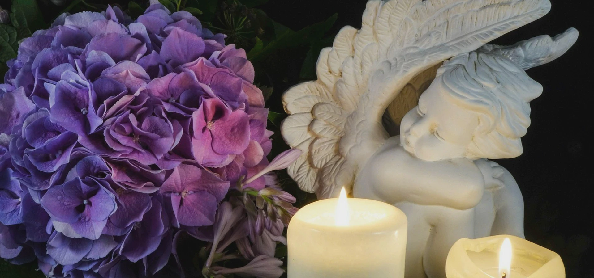 Kwiat, aniołek i świeczki